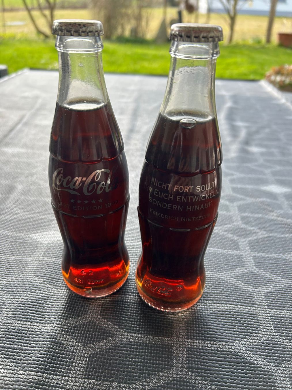 Coca-Cola Bottiglie: Original Coca Cola Glasflaschen 2Stck. – Nuovo (secondo la descrizione) da Reinach AG venduto da cor_tpl8 1