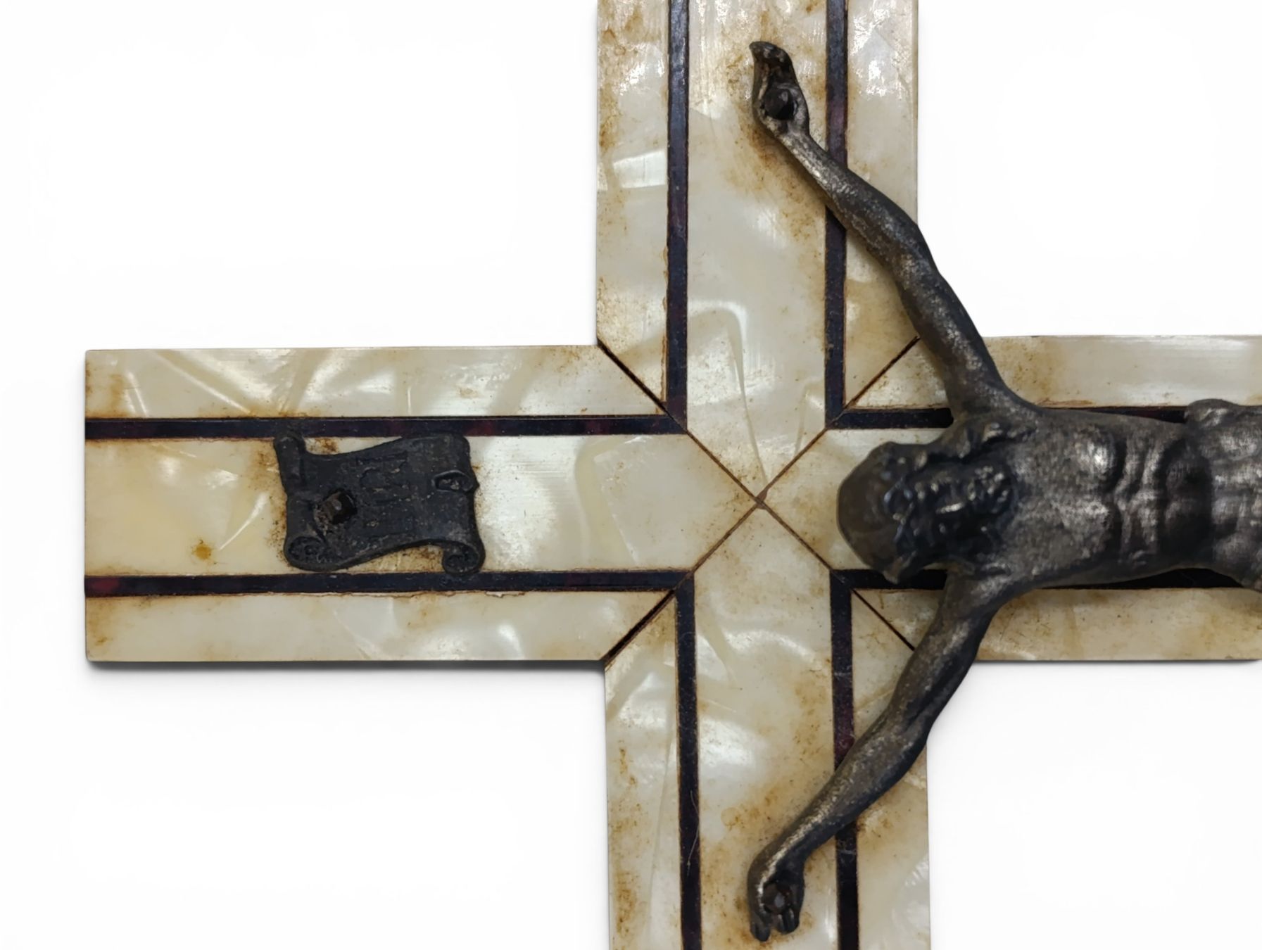 Statuette: Antiker Kruzifix mit Perlmuttauflage  – Usato da Hochfelden venduto da Relict 3