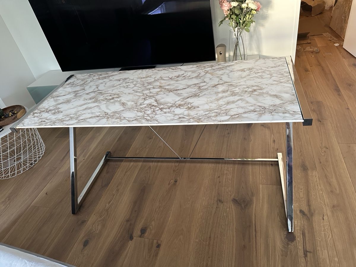 Tables: Tisch mit Marmoreffekt und Chromsockel – D'occasion à Pfaffhausen par ser_82yb