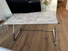 Tisch mit Marmoreffekt und Chromsockel
