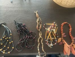Schmuck undSet Halsketten verschiedene Materialien und Farbe