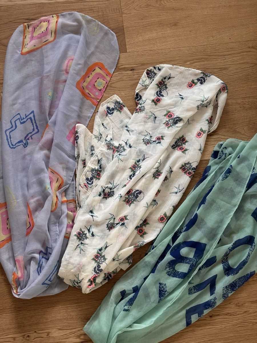Foulard & Sciarpe: 3 dünne Schals / Tücher – Usato da Wädenswil venduto da dorodi