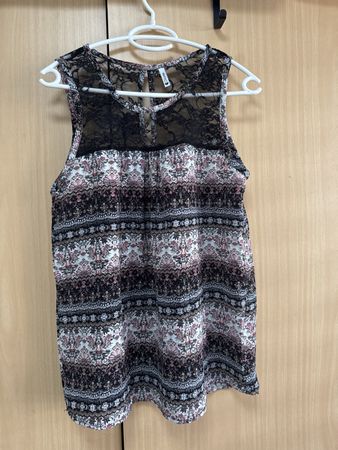 Chicorée Top Gr. M, schwarz mit Blumenmuster & Spitze