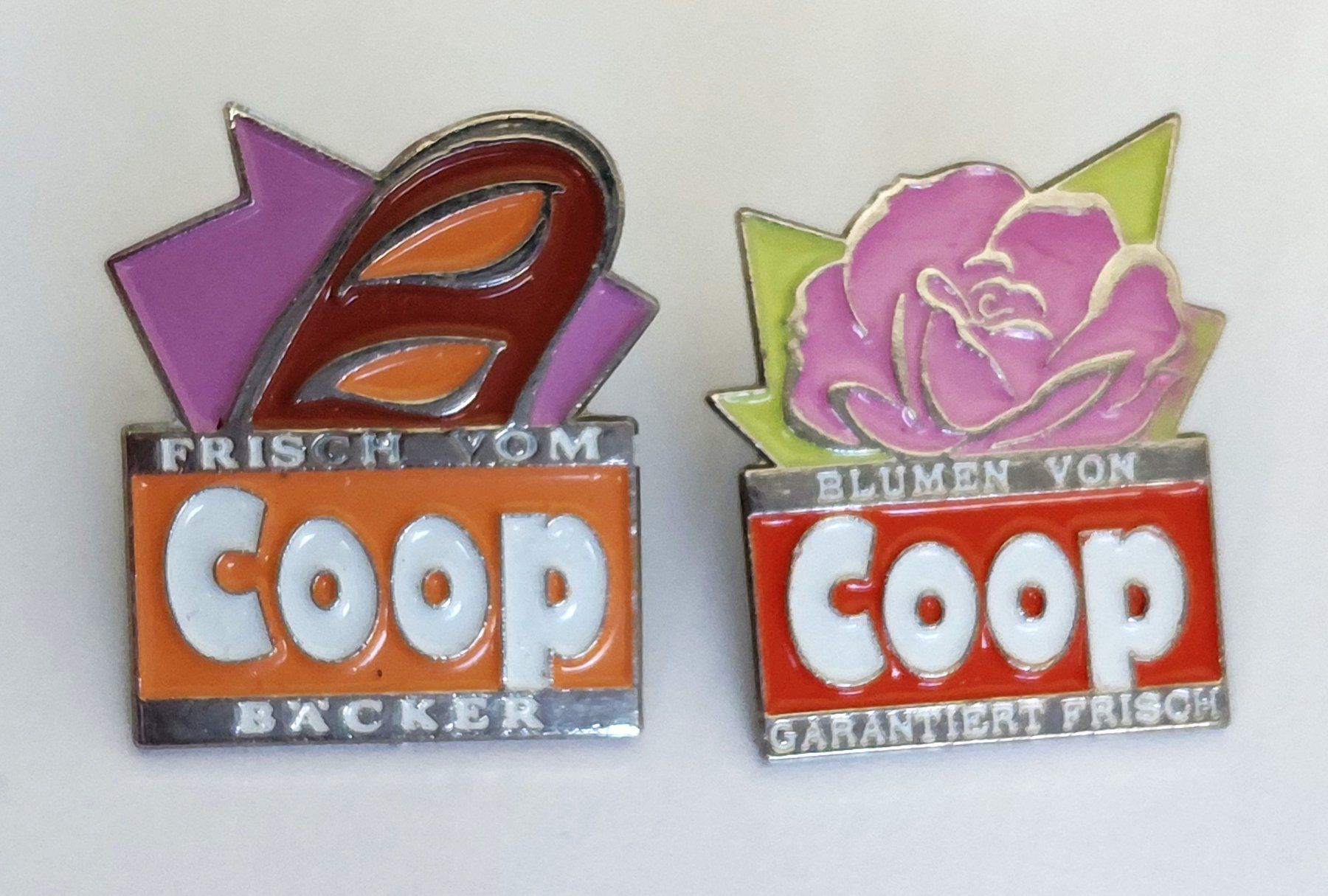 Plaquettes & Badges: 2 PIN COOP – D'occasion à Luzern par qualifair