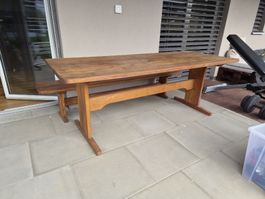 Gartentisch und Sitzbank aus Massivholz
