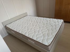 Matratze (140 × 200 cm) in sehr gutem Zustand.