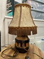 Antike rustikale Tischlampe, Holzfuss
