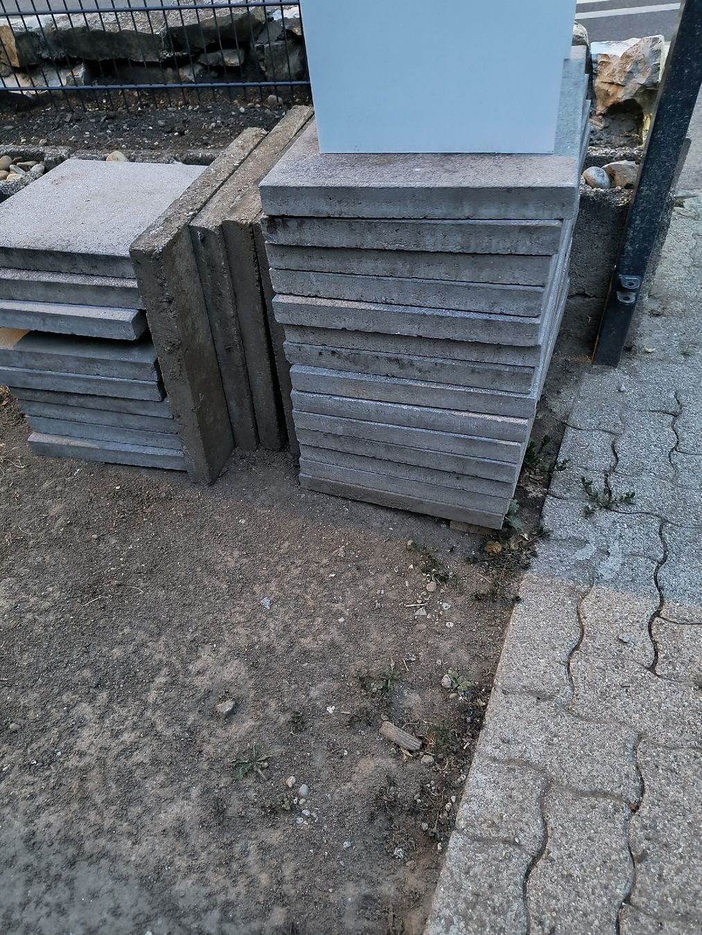 Bodenbeläge: Über 25 Gartenplatten. GRATIS – Gebraucht aus Neuhausen am Rheinfall von VALAMA