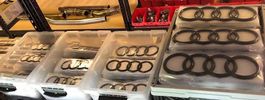 Logo Audi en noir brillant avant calandre