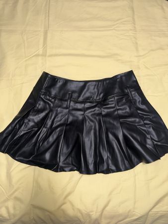 BERSHKA Damen Faltenrock Lederoptik Schwarz