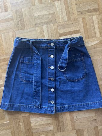Jupe courte en jean bleu avec ceinture boutonnée