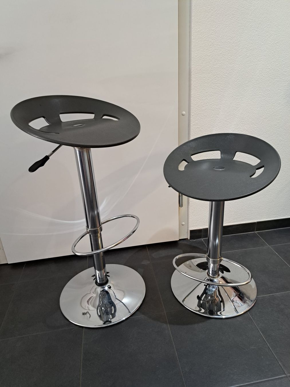Sgabelli: 2 Tabourets de bar gris reglable etat neufs – Nuovo (secondo la descrizione) da Monthey venduto da Chez-Dani-81 1