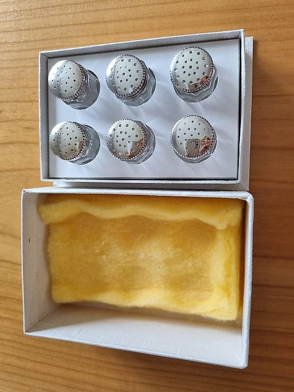 Set di piatti: Salz und Pfeffer Streuer – Usato da Seuzach venduto da hol_xm2c