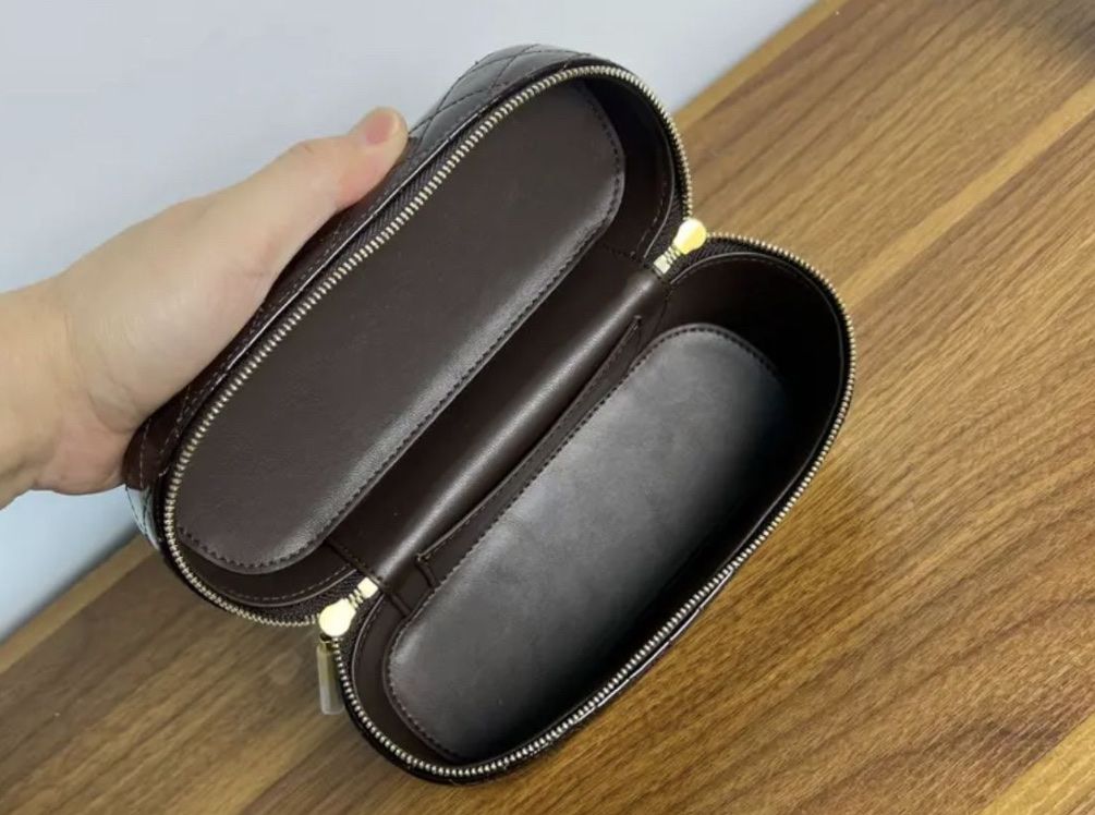 Borse da donna: Kleine Lackledertasche mit Schultergurt – Nuovo e nell'imballaggio originale da Zürich venduto da Lifestyle1 3