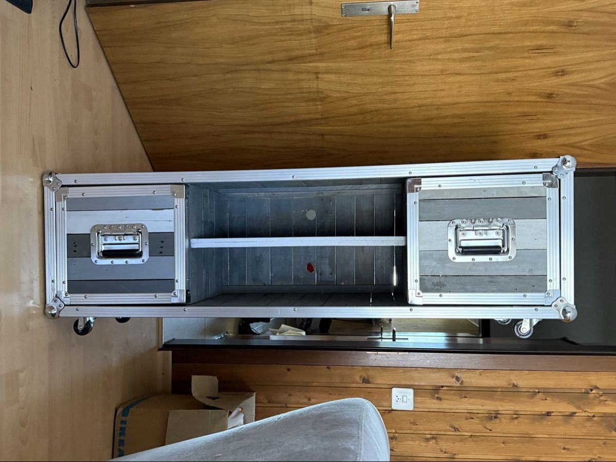 Mobili TV: Flightcase Regal gebraucht mit Rollen und Griffen – Usato da Gisikon venduto da rah_hk9z