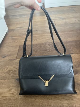 Schwarze Tasche Zara über Schultern