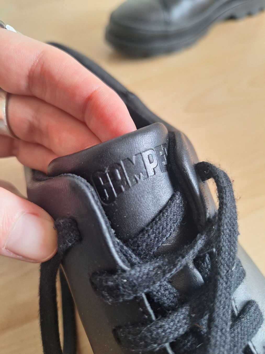 Camper Scarpe da donna: Schwarzer Camper Lederturnschuh, Gr. 40 – Usato da Zürich venduto da Zelda14 5