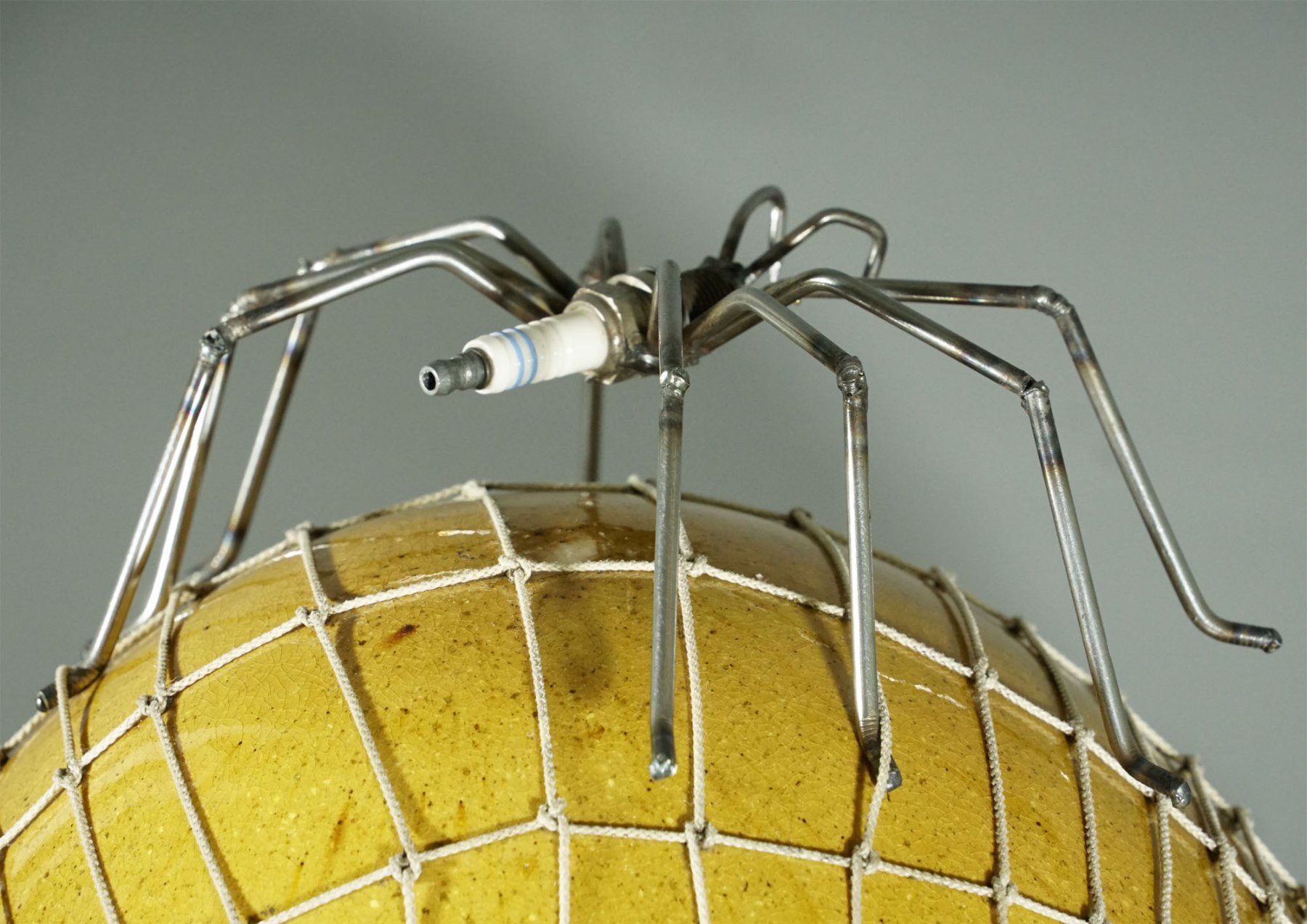 Statuette: Kunstobjekt XL Keramik-Ei mit Spinne auf Eisenständer 86cm – Usato da Meggen venduto da Trouvaillen 9