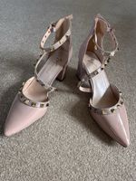 Tolle Pumps mit Nieten, Lack, Nude, neu, 38