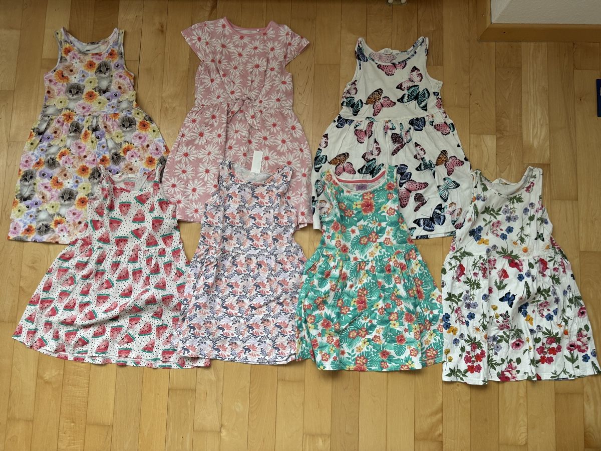 Lotti & Set di vestiti: 35-teiliges Mädchen-Kleiderpaket Gr. 116 – Usato da Möhlin venduto da tiio