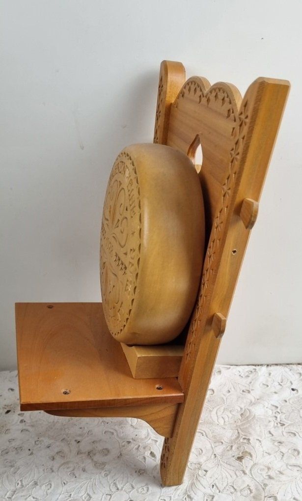 Tutte le decorazioni: Herziges Käseräf aus Holz handgeschnitzt – Usato da Flums venduto da Flumsantik 3
