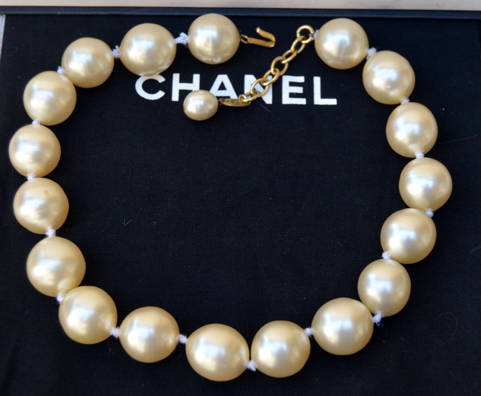 Chanel Ketten: Perlenkette CHANEL collier de perles Vintage – Gebraucht aus Collonges von Auganien 1