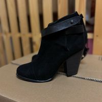 Schwarze Wildleder Stiefeletten mit Riemen, Grösse 36