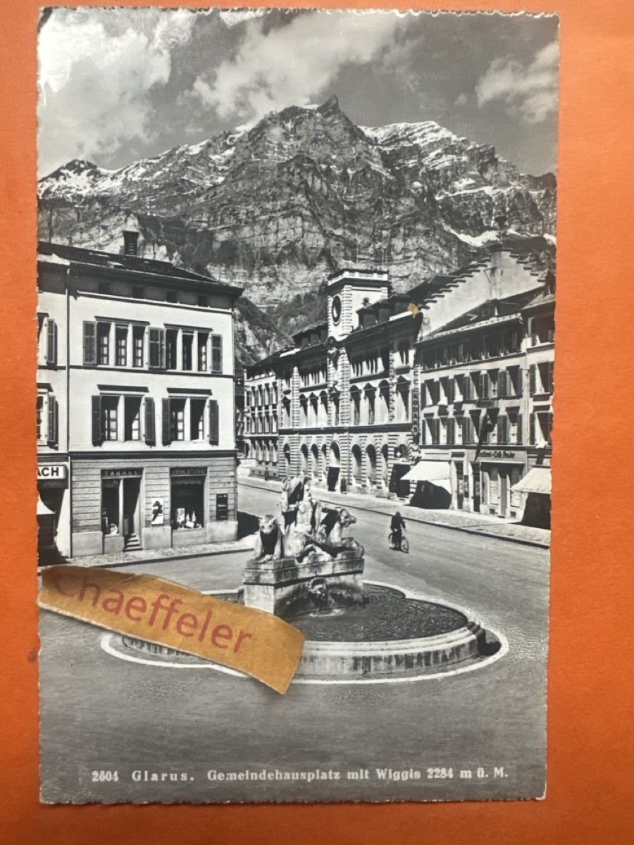 Cartoline postali: Alte Ansichtskarte Glarus Gemeindehausplatz Nummermit Wiggis – Usato da Zürich venduto da Chaeffeler