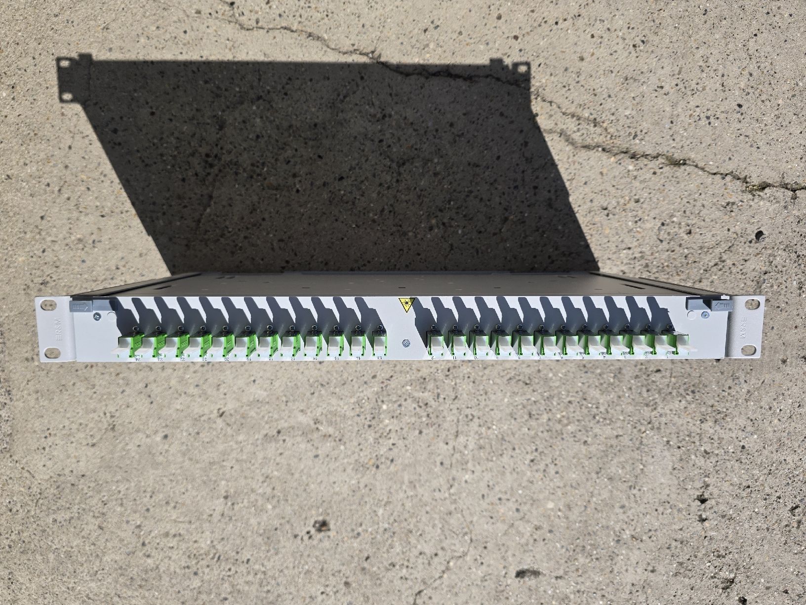 Altri accessori: R&M Rangierfeld LWL 19" FiberRack2 1HE 24×E-2000 Singlemode – Nuovo (secondo la descrizione) da Felben-Wellhausen venduto da Bunker90 2