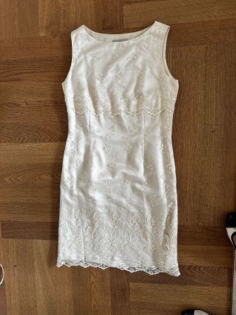 Weisses Spitzenkleid