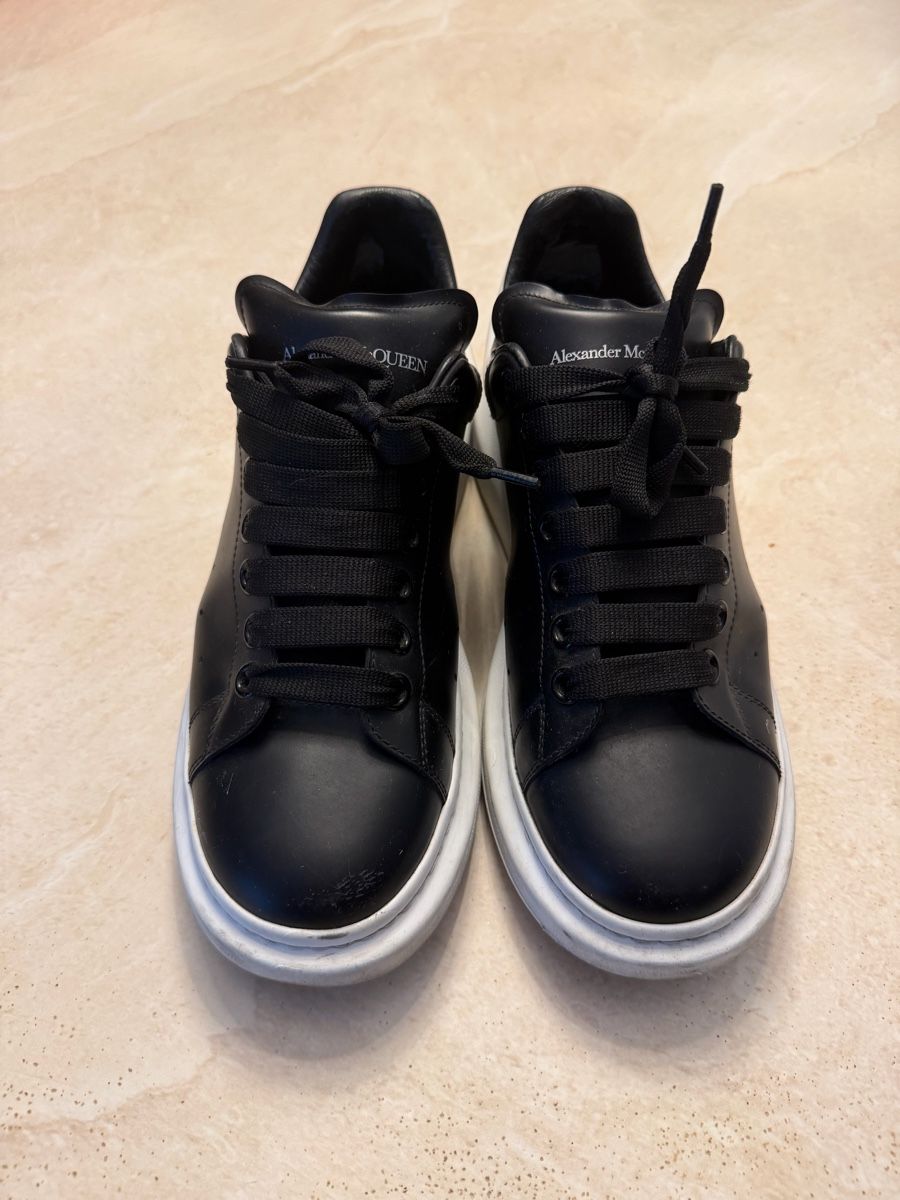 Alexander Mcqueen Scarpe da uomo: Alexander McQueen Sneaker Oversized Schwarz Weiss Gr 41.5 – Usato da Uster venduto da are_rts9