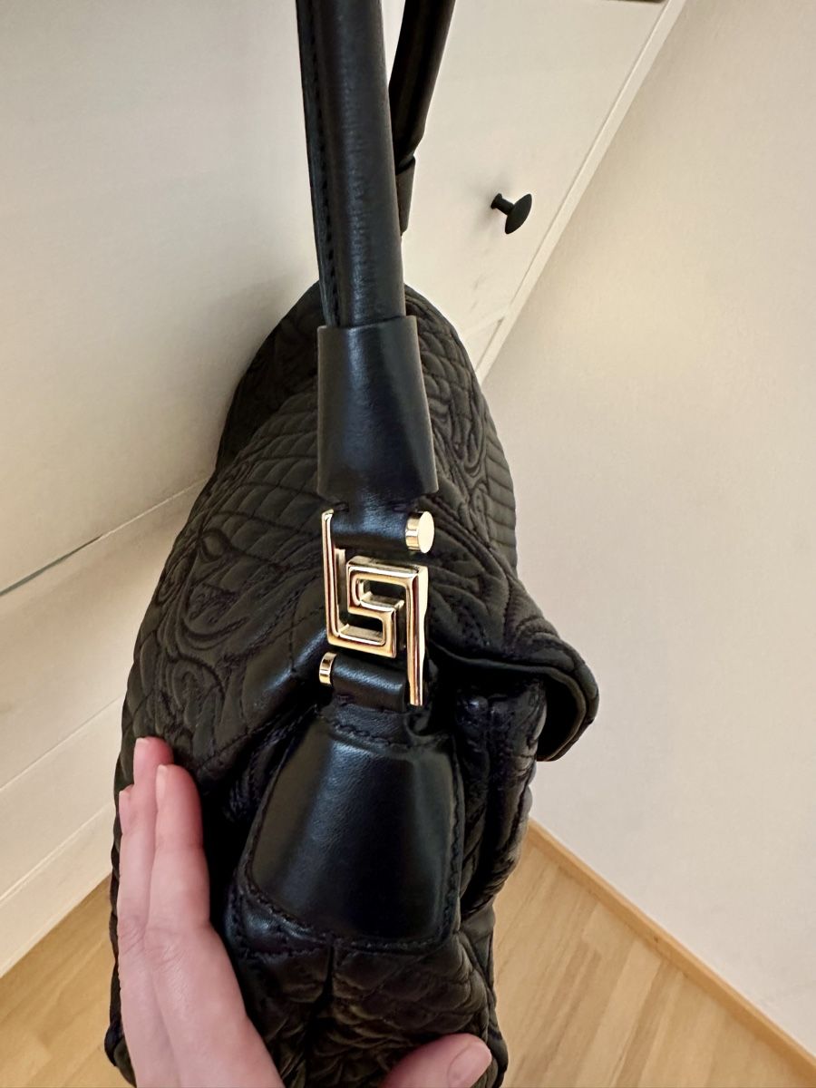 Versace Borse da donna: Versace Black Leather Shoulder Bag - Great Condition – Nuovo (secondo la descrizione) da Langnau am Albis venduto da vitaklimova 1