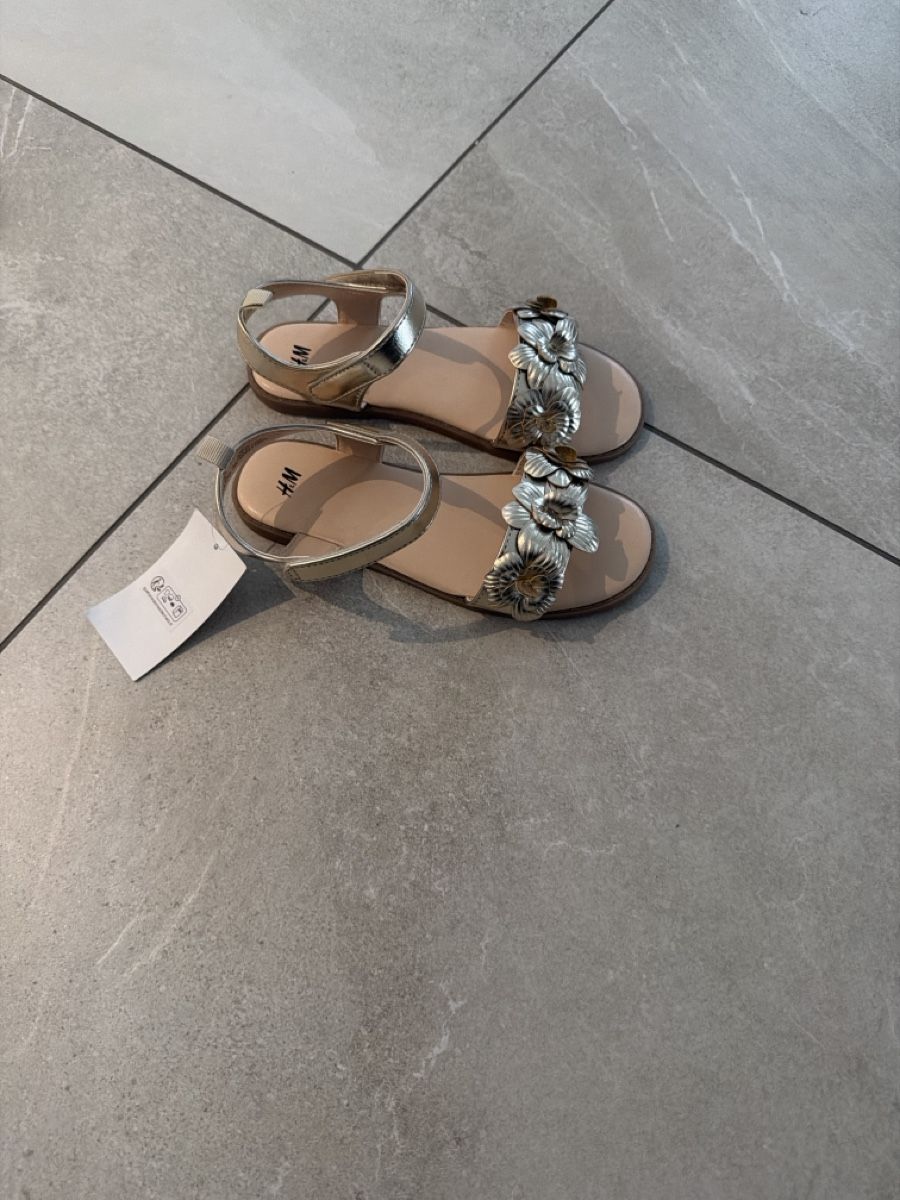 H&M Chaussures filles: Sandalen Gold  gr 32 – Neuf avec emballage d'origine à Muhen par Guess1802