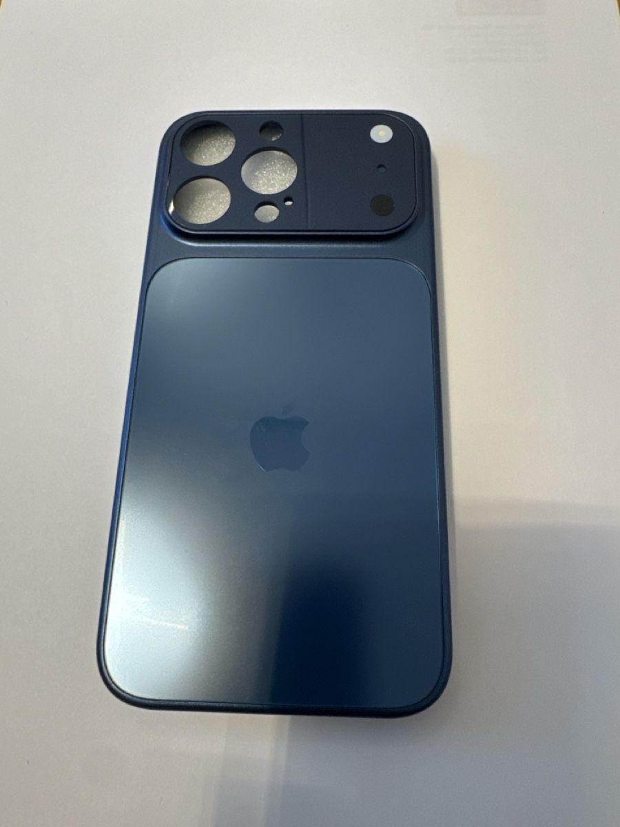 Apple Cover & Protezioni schermo: Iphone 15 Pro Max Hülle – Usato da Volketswil venduto da Leoo.