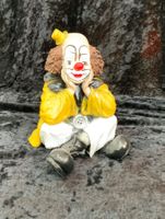 Clown im Schneidersitz gelb