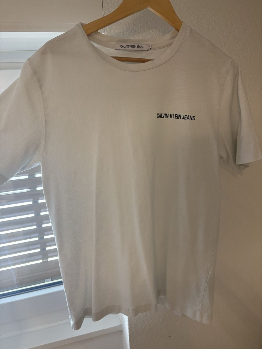 Calvin Klein T-shirt: T-shirt Calvin Klein Taille L – Usato da Vicques venduto da kev_txq5