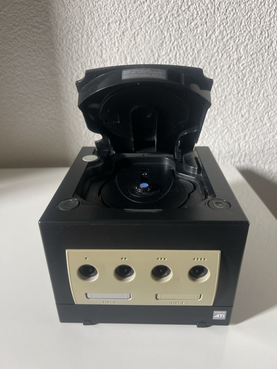 Nintendo Konsolen: Nintendo GameCube Konsole mit zwei Controllern – Gebraucht aus St.Ursen von P.Carrel 3