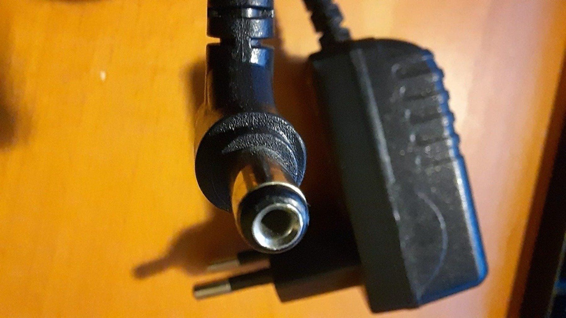 Ladegeräte: Switching Power Supply, 9V 200mA – Gebraucht aus Zürich von balin777 1