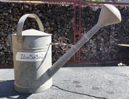 Gießkanne aus verzinktem Metall mit Brause 14 Liter