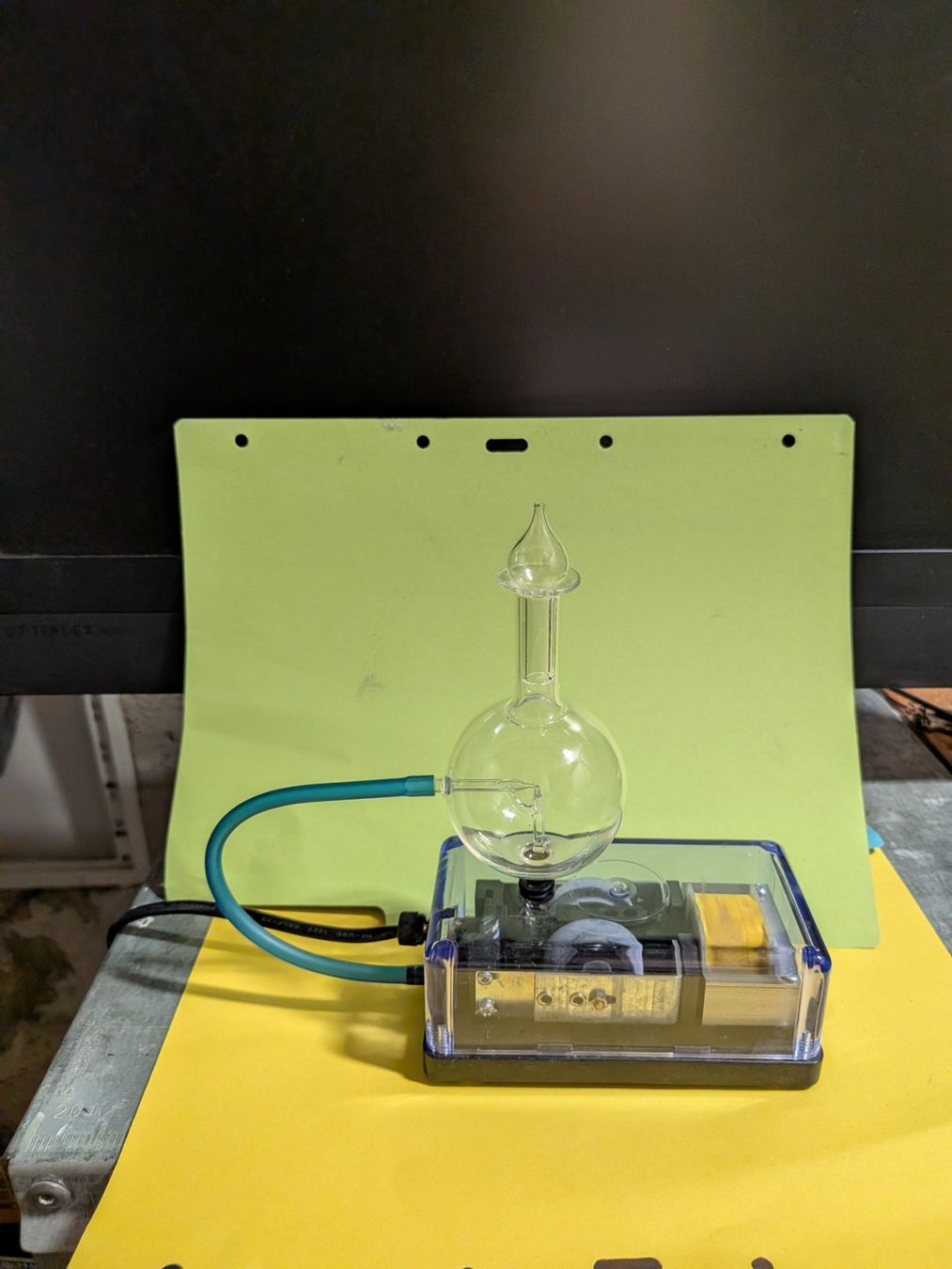 Diffusori di oli essenziali: Pompe vide avec flacon de verre, diffuseur d'huile – Usato da Cernier venduto da Poussetofiol 1