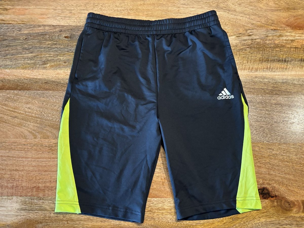 Adidas Pantaloni: Adidas kurze Sporthose Gr.164 – Usato da Oberdorf SO venduto da sa-na