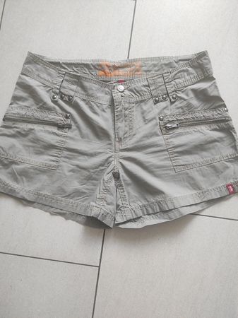 Kurze Hose von Esprit, gr 38, Farbe grün olive.