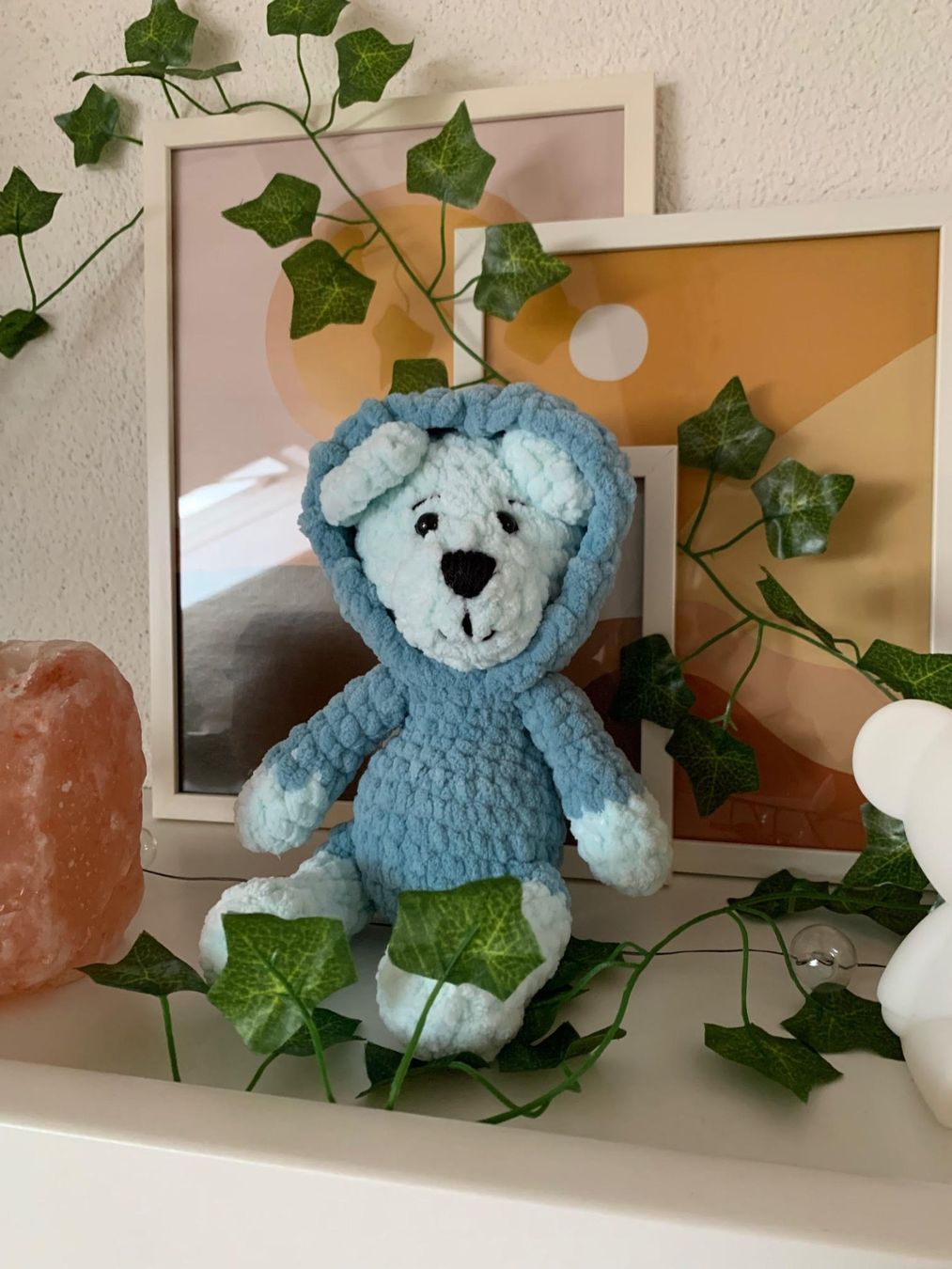 Bambole: Handgestrickter Teddybär mit Kapuzenpullover – Nuovo e nell'imballaggio originale da Basel venduto da Nermin00 1