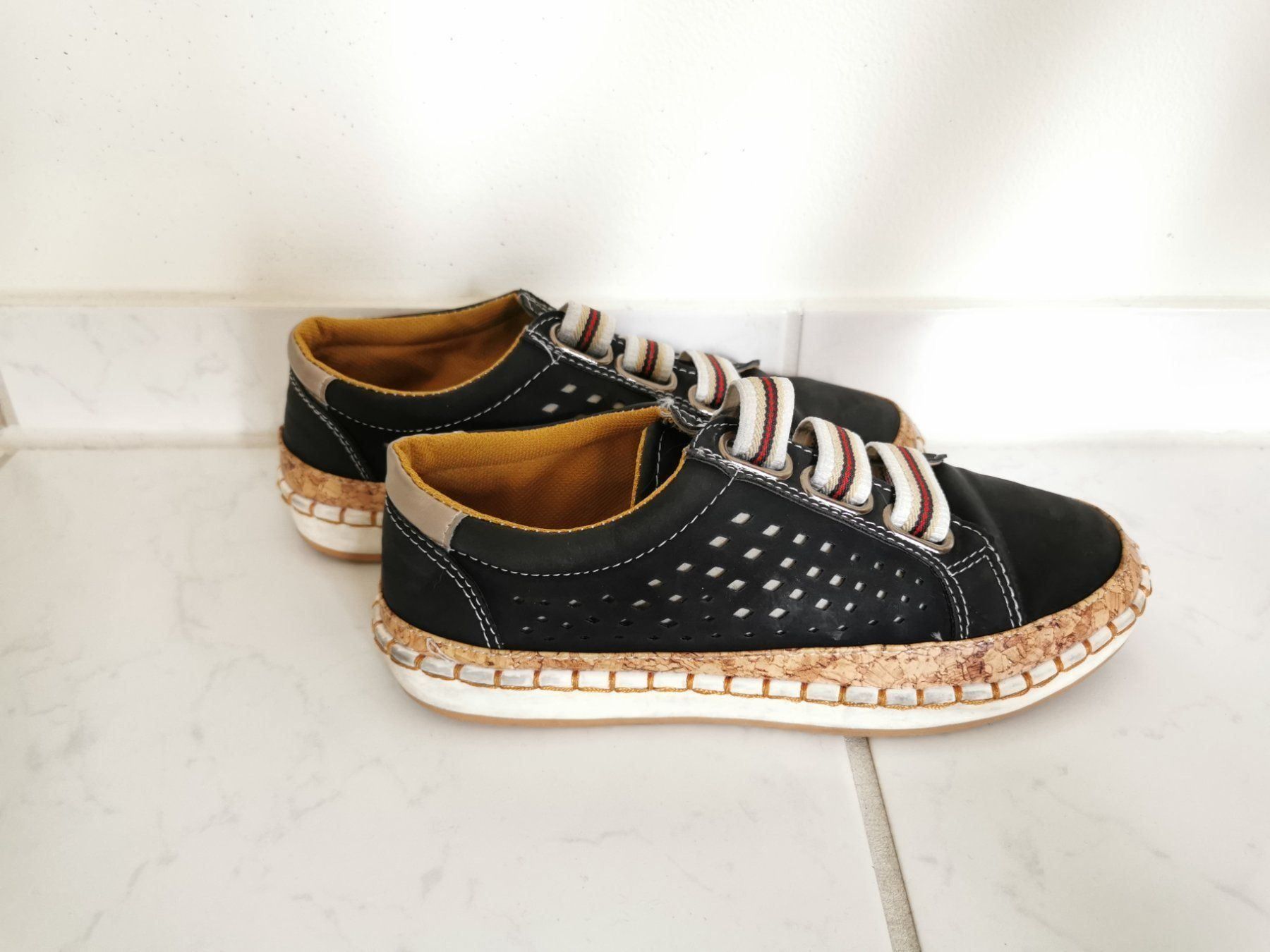 Chaussures femmes: Leichte elegante Sneakers Gr. 37 – D'occasion à Stäfa par basidis 1