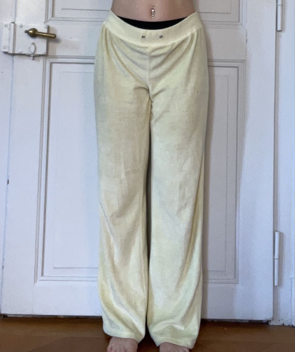 Hosen: Y2k Style Samthose hellgelb, Grösse M – Gebraucht aus Bern von sosophie 1