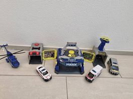 Polizeistation und Autos