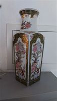 Vase mit Blumen und Vogelmotiven