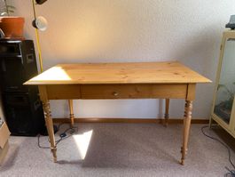 Antiker Holztisch mit charme