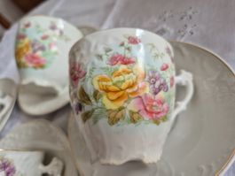 5 antike Rosenmuster Tassen mit Untertellern