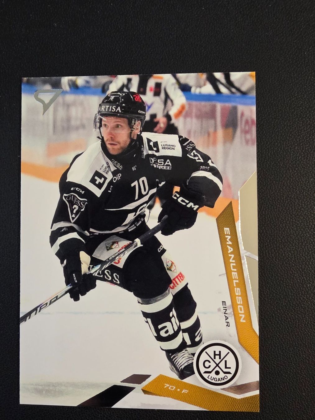 Sportzoo Carte collezionabili: 2025/26 HC Lugano Einar Emanuelsson Base - Series 2 – Usato da Bauma venduto da Yotanke